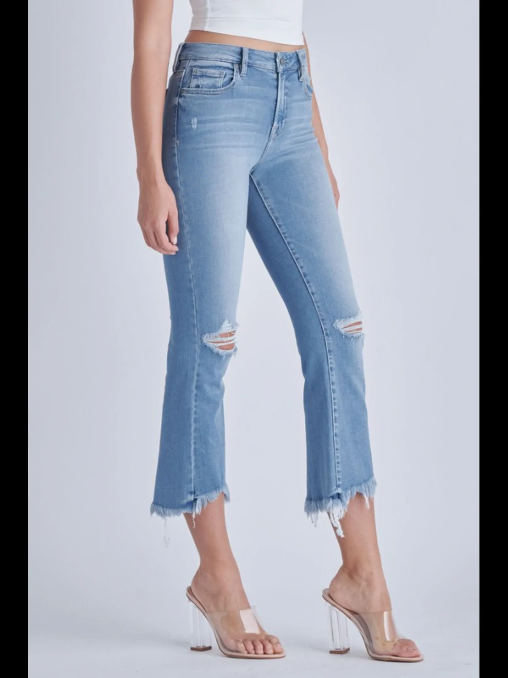 HIDDEN HAPPI MEDIUM WASH FRAYED HEM DISTRESSED CROPPED FLARE