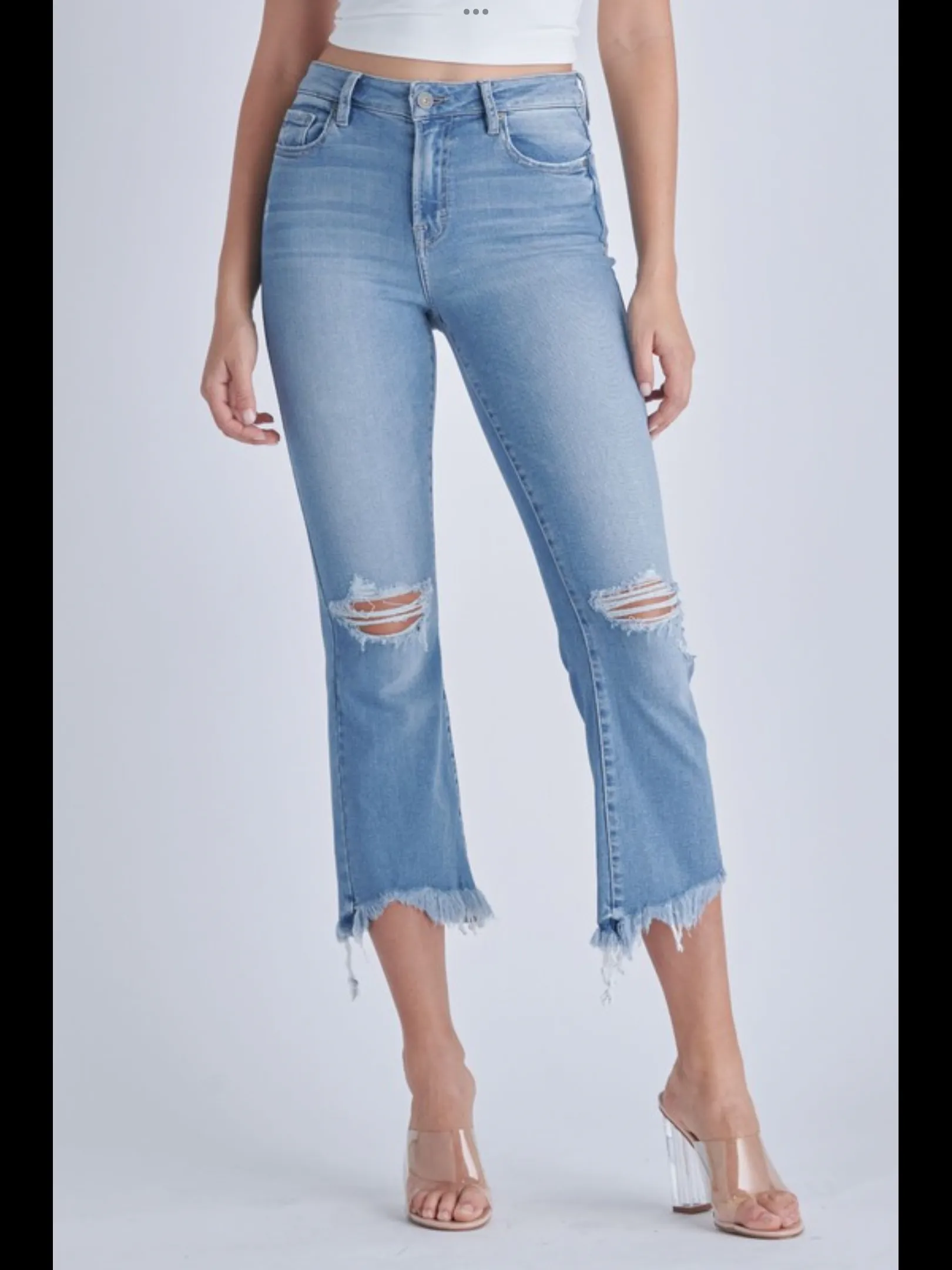 HIDDEN HAPPI MEDIUM WASH FRAYED HEM DISTRESSED CROPPED FLARE