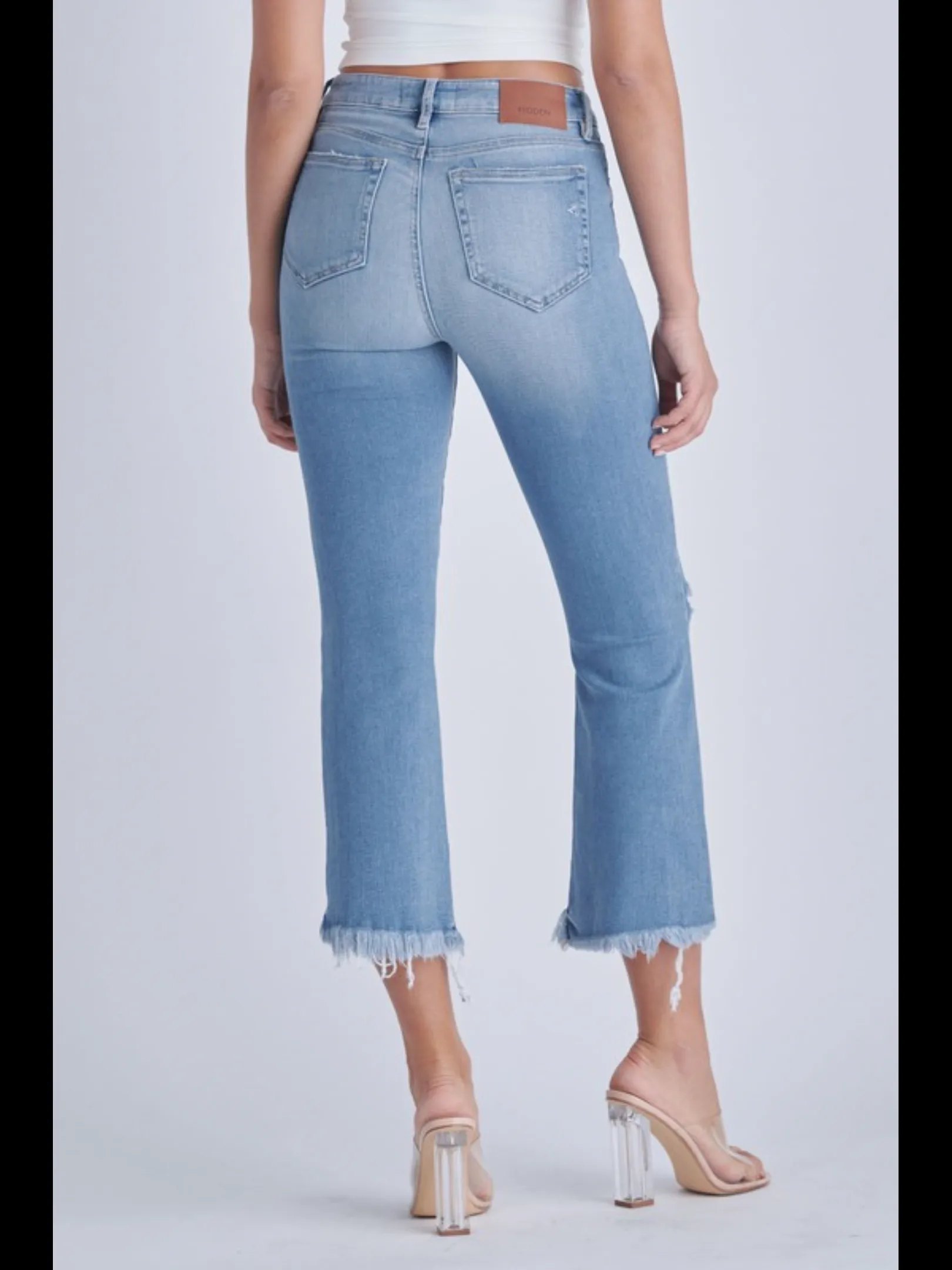 HIDDEN HAPPI MEDIUM WASH FRAYED HEM DISTRESSED CROPPED FLARE